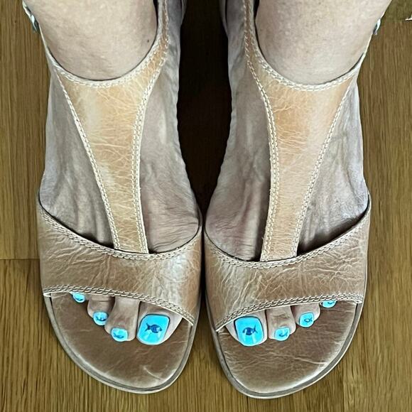 Women's Sabeni T-Strap Block-Heel City Sandals Tan Size 9.5 Runs Large (10-10.5) - Picture 9 of 13